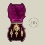 A MID-VICTORIAN 18CT GOLD, ENAMEL AND SEED PEARL DEMI-PARURE